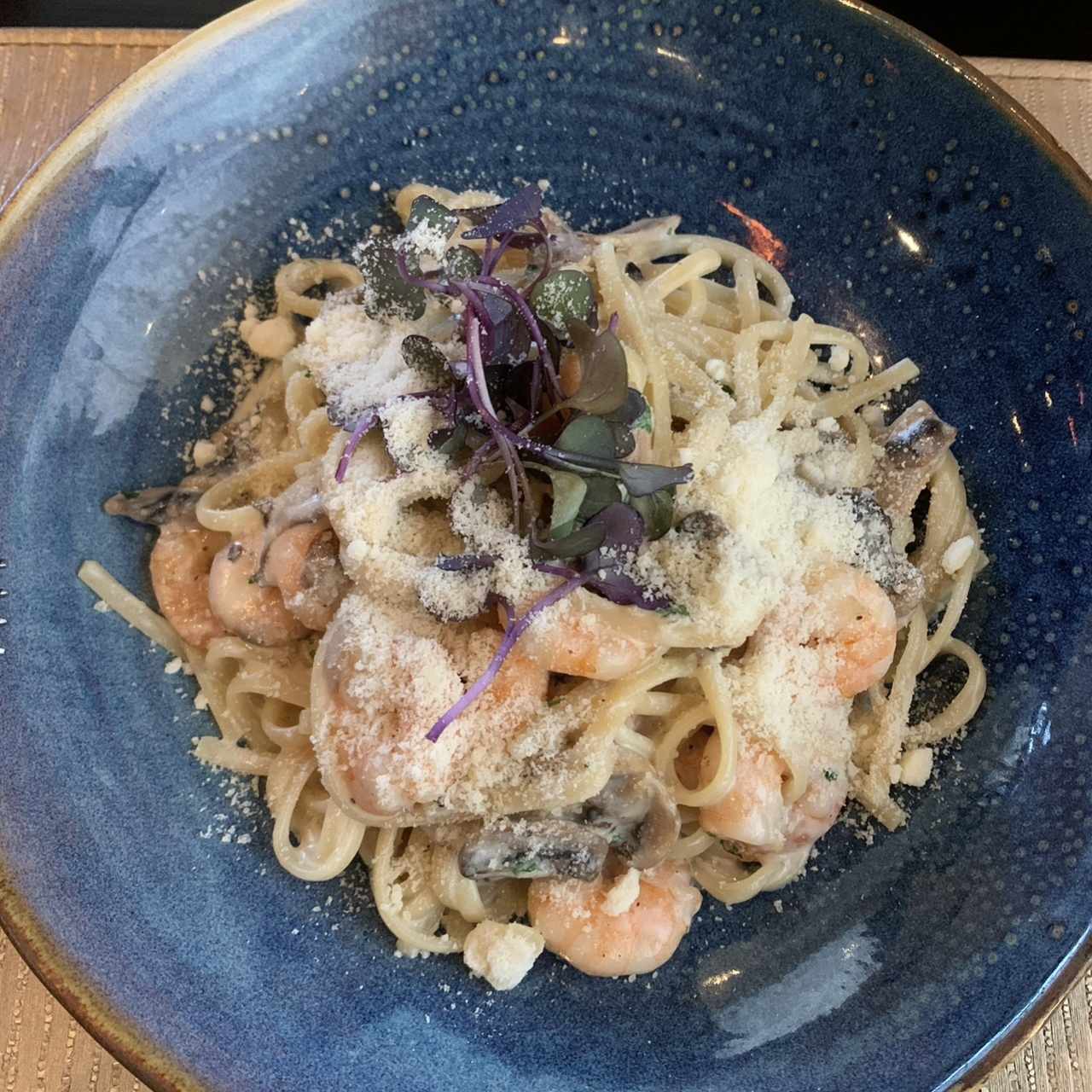 Pasta con Camarones E Funghi