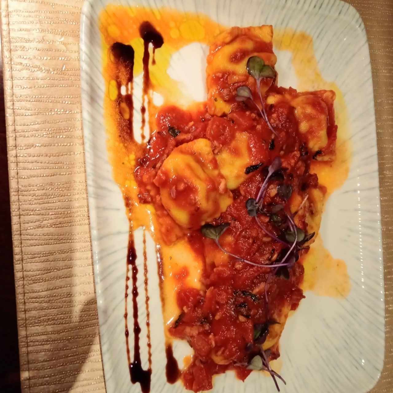 Raviolis De Carne En Salsa Amatriciana