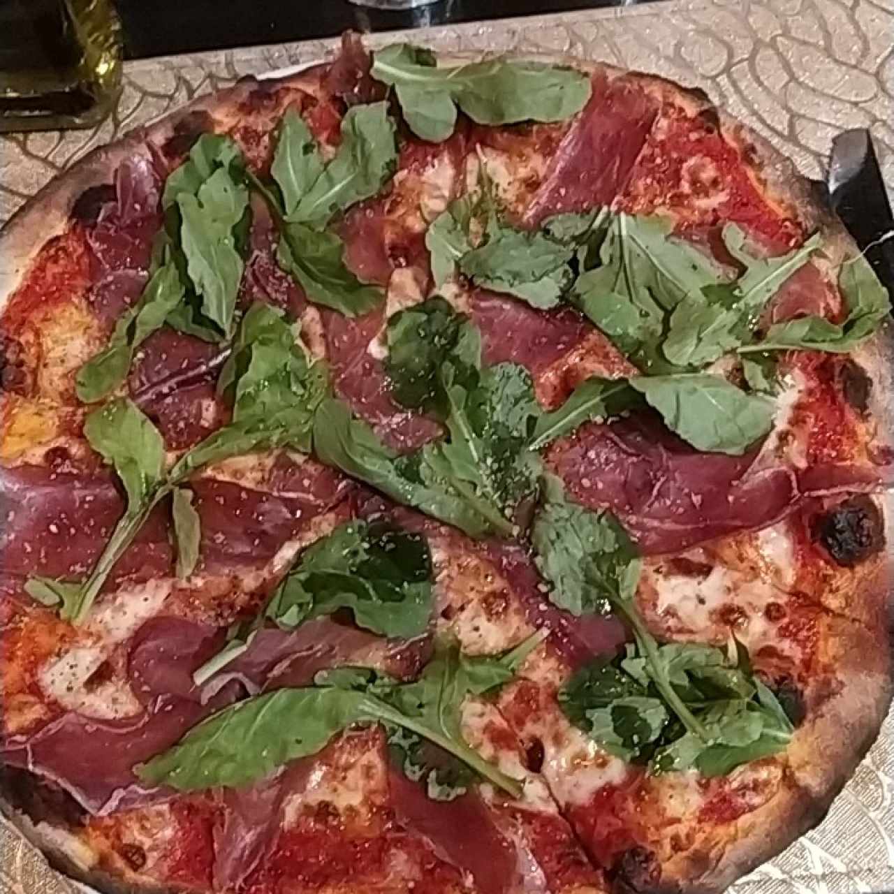 pizza de prosciuto y arugula 