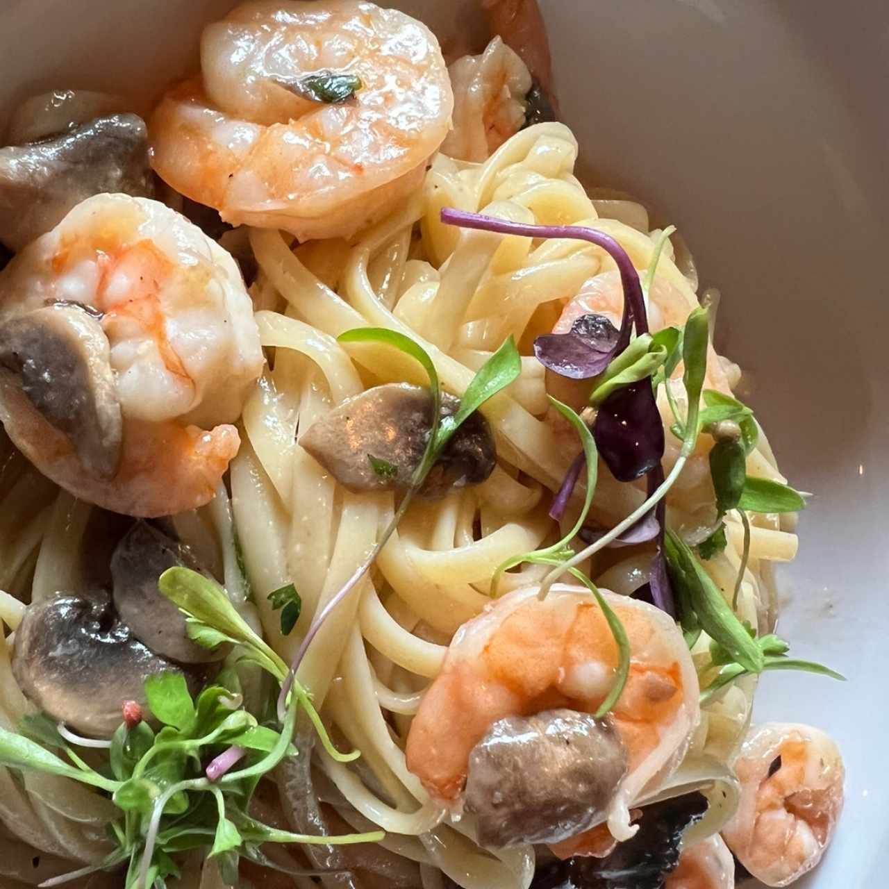 Pasta con camarones y hongos 