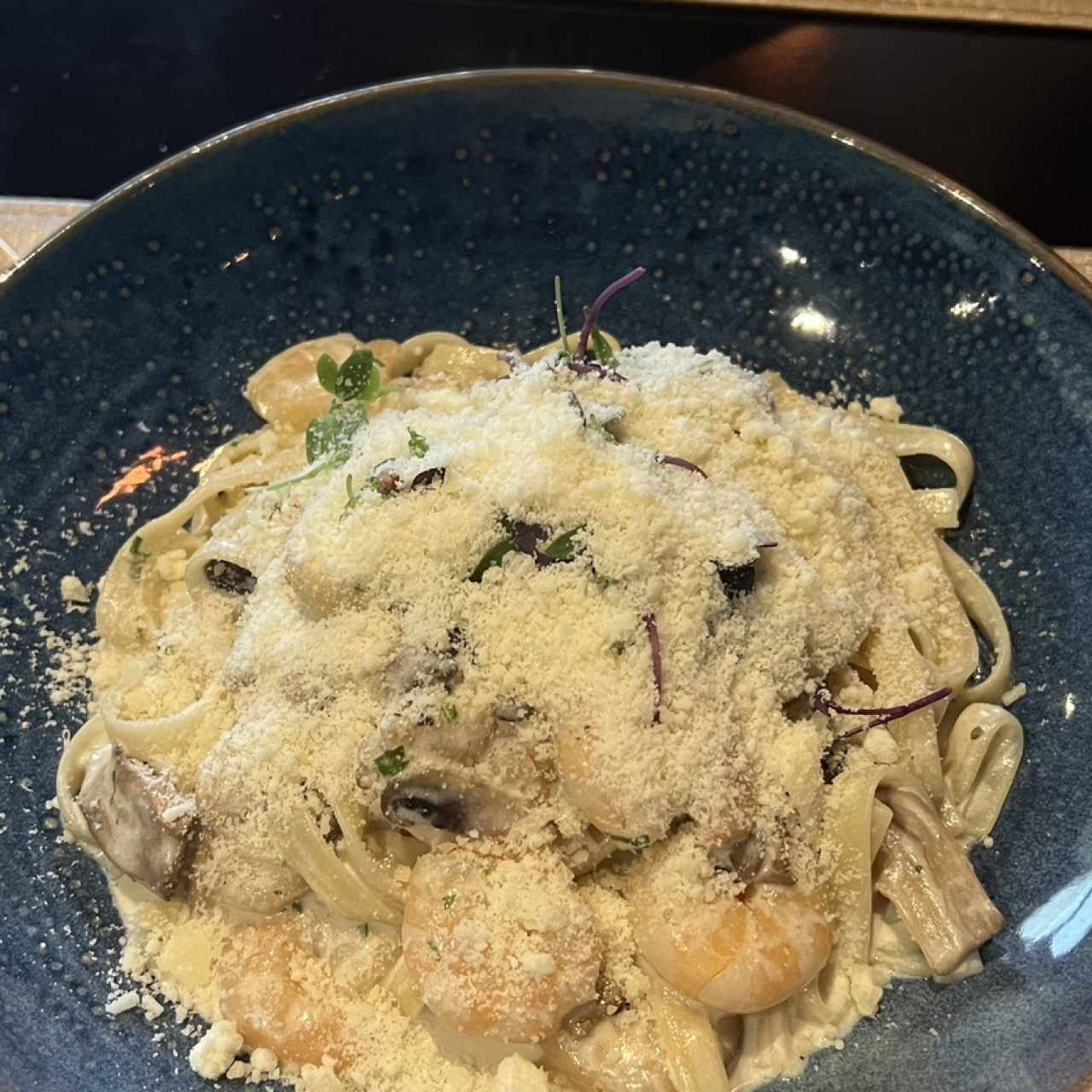 fetuccini de camarones y funghi
