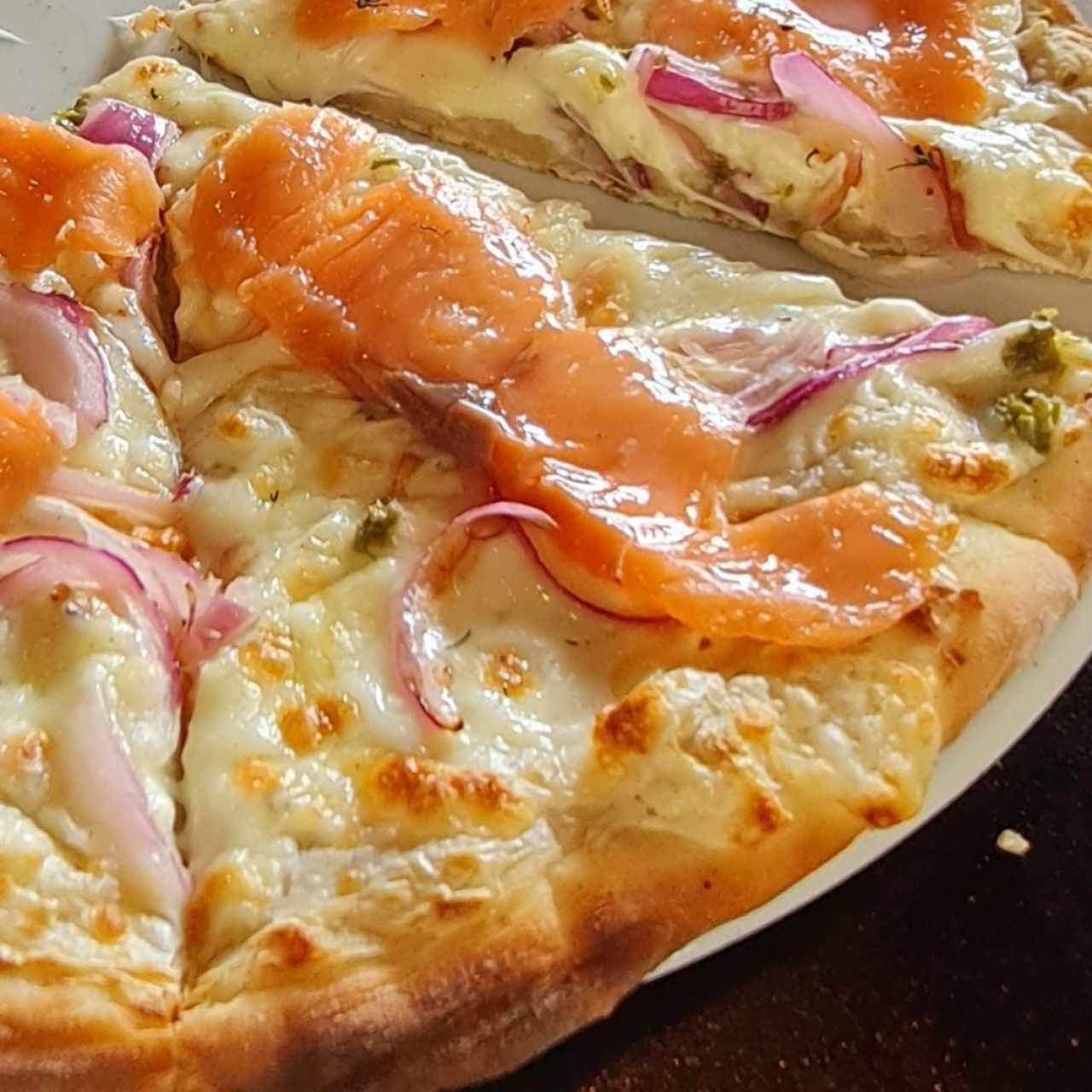 pizza de salmón,  con alcaparras 