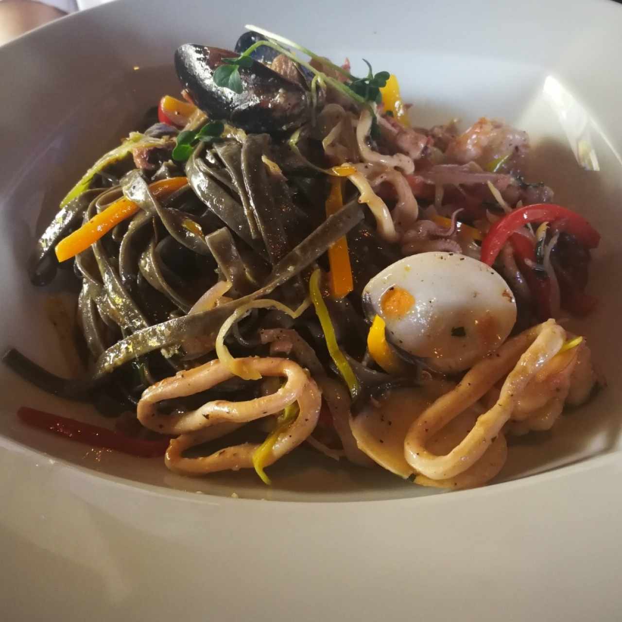 Pasta en salsa Frutti Di Mare (Fetucini de tinta de calamar)