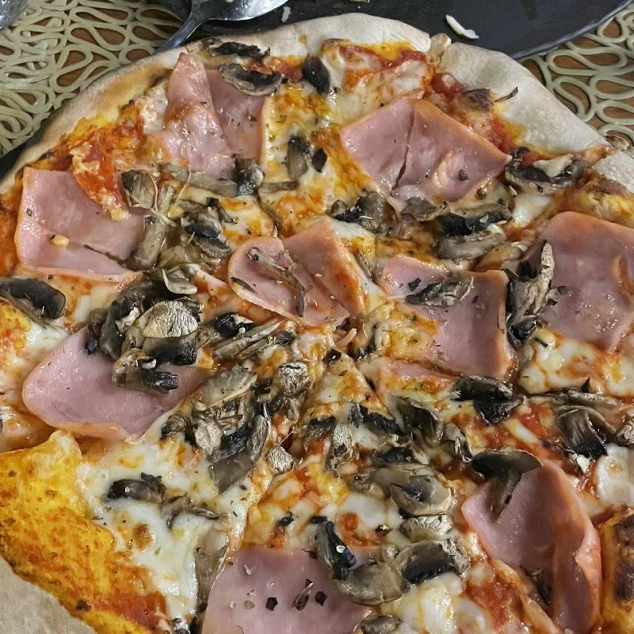 Pizza de jamón y hongos