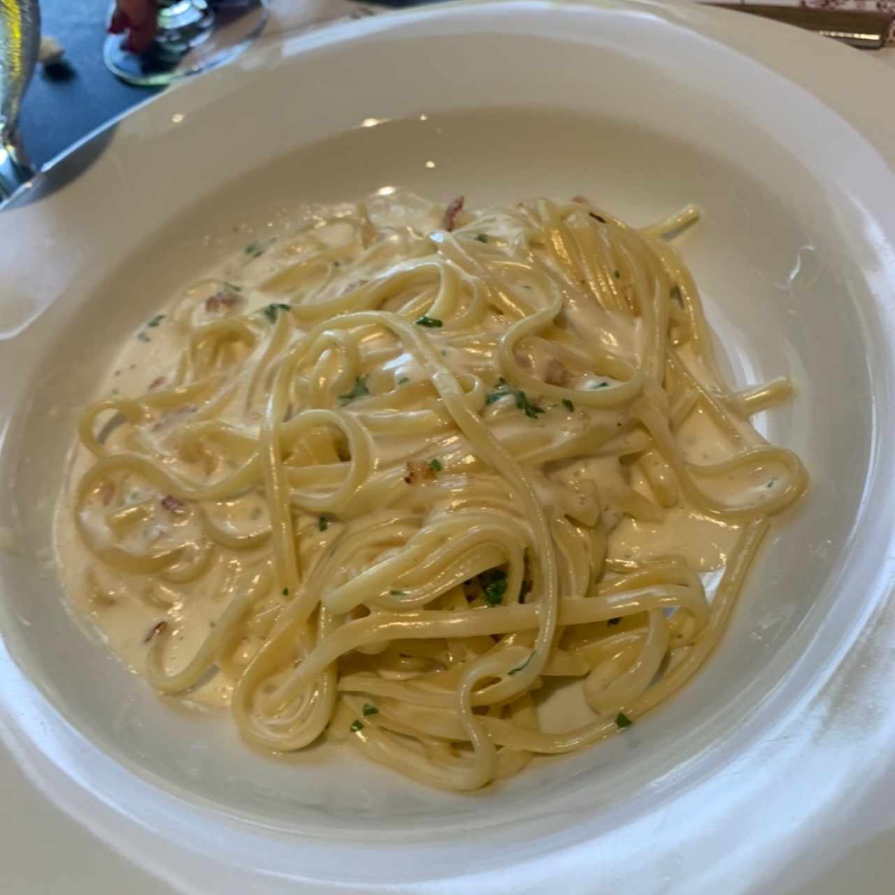 Pasta a la crema con trozos de pollo