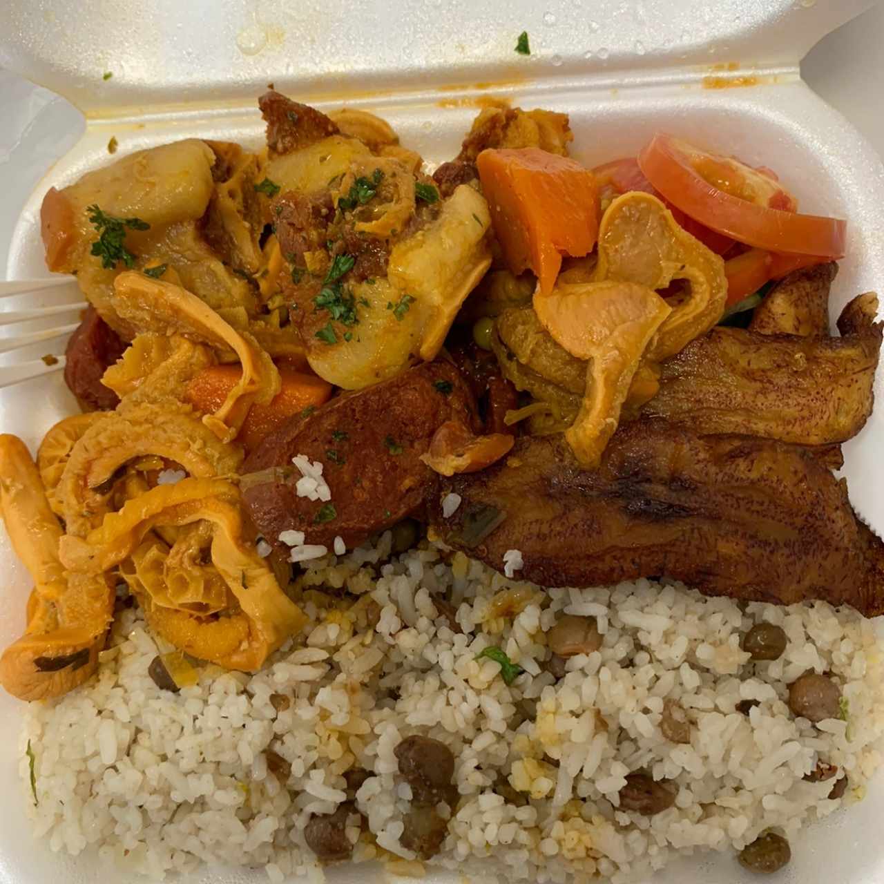 Mondongo a la “C” arroz con guandú, tajadas y ensalada