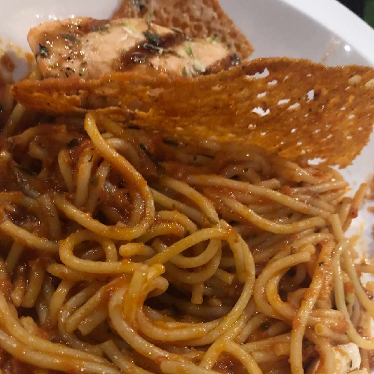 Spaguetti Salsa Pomodoro con Salmon 