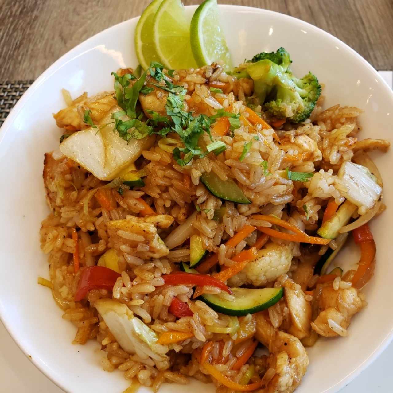 arroz tailandés con pollo y vegetales 