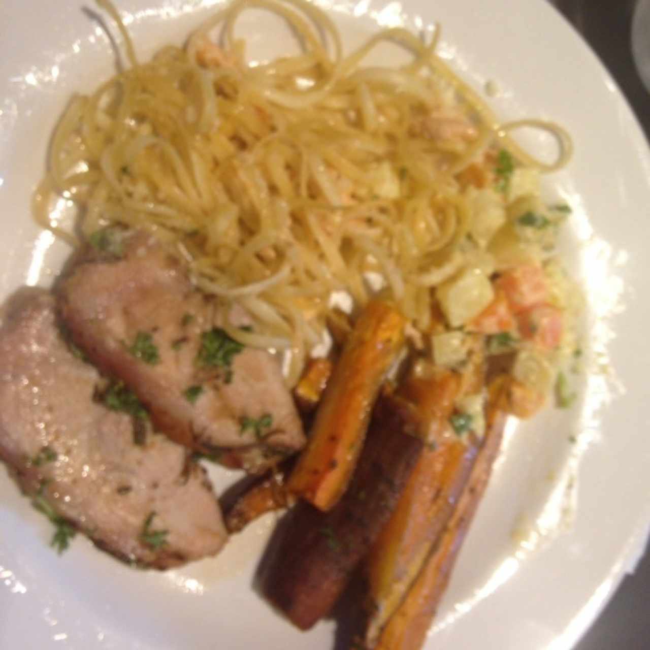 lomo de cerdo y pasta con salmón