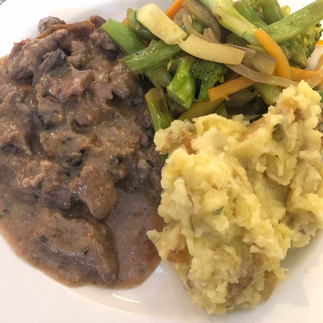 carne stroggonof con pure y vegetales!