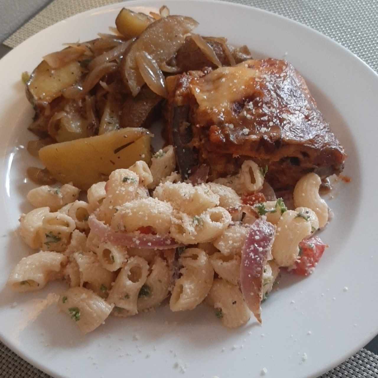 lasagna de berenjena con papas y ensalada de pasta
