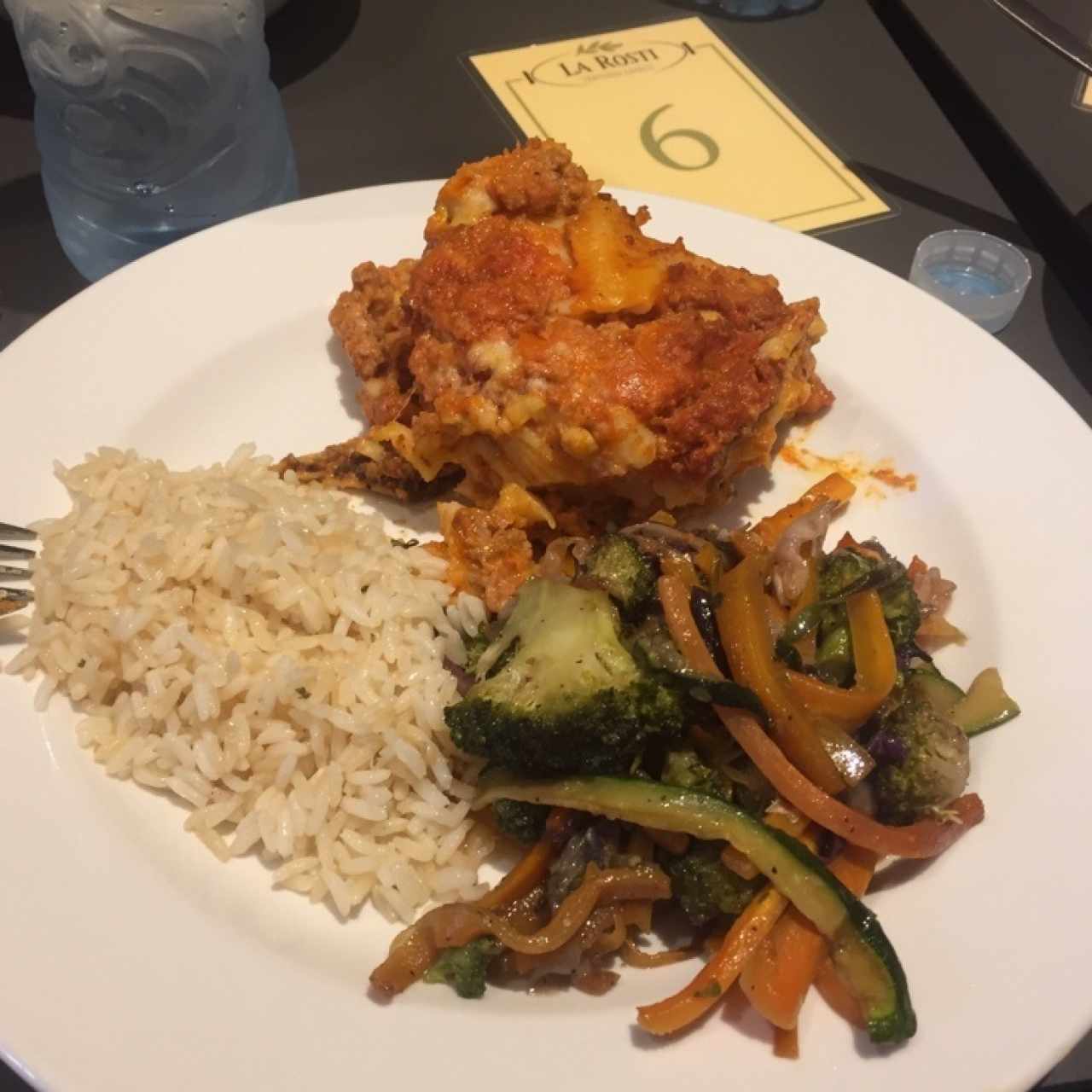 lasaña de carne con arroz blanco y ensalada de brocoli