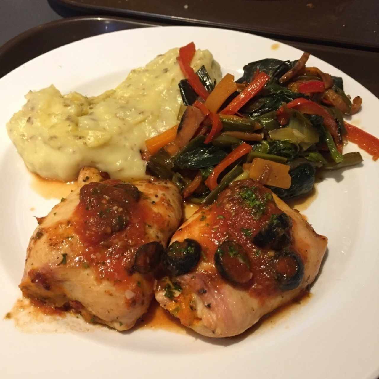 involtini de pollo con pure de papa y vegetales mixtos