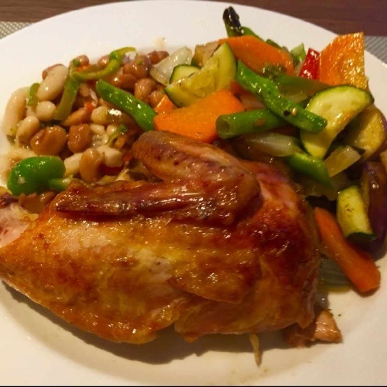 Pollo horneado con vegetales y ensalada de habas 😋
