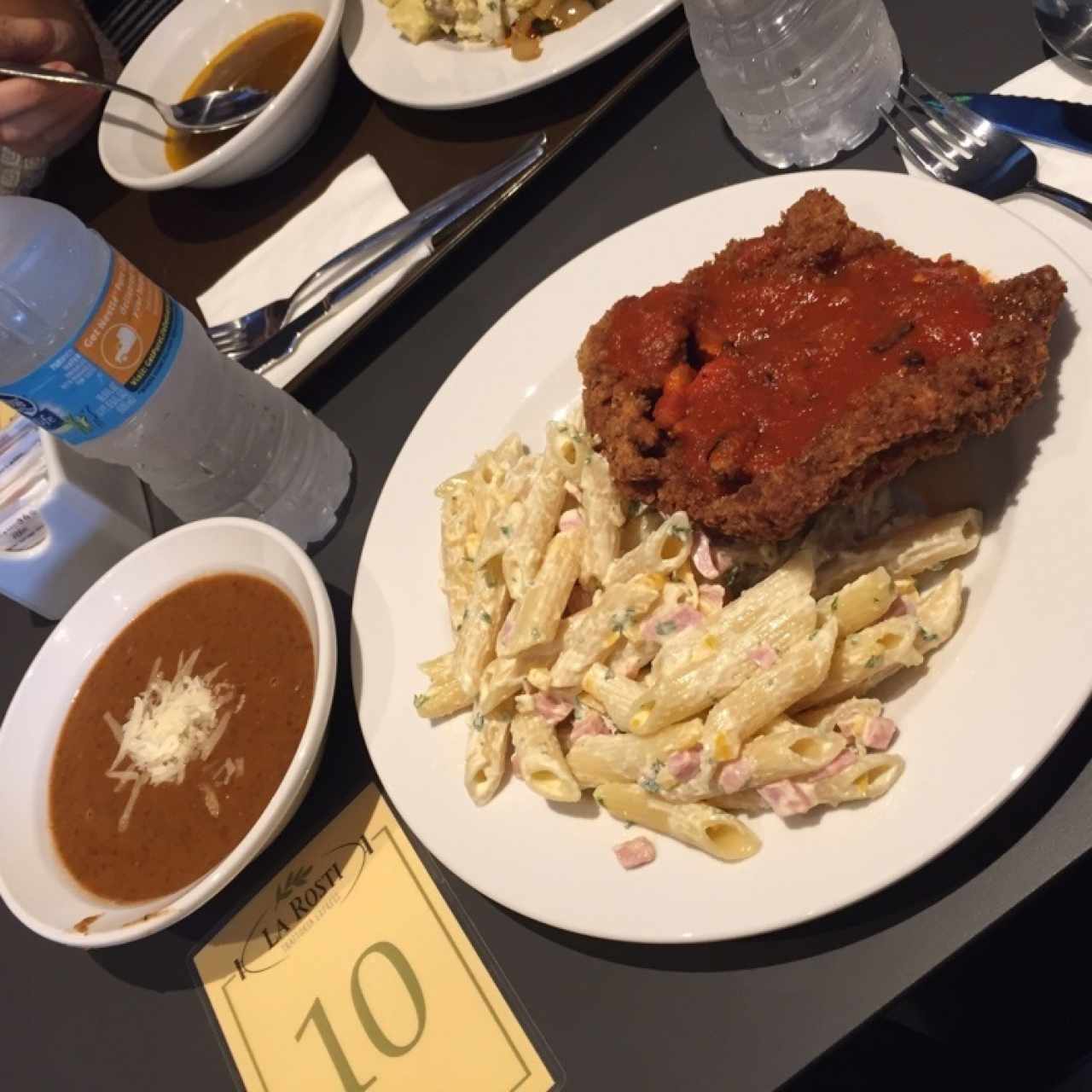 Milanesa de puerco y crema de porotos