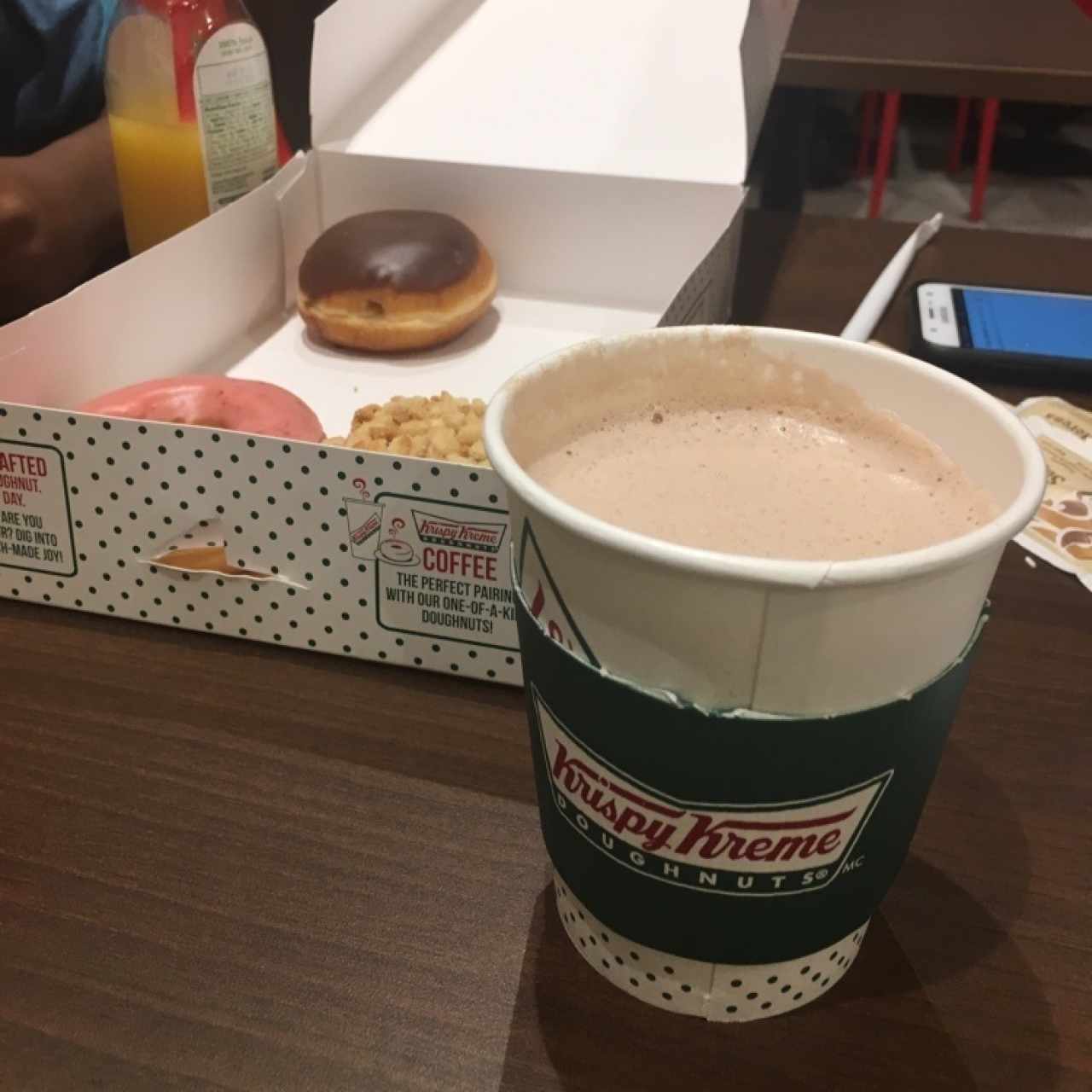 caja de 6 donuts + chocolate caliente 