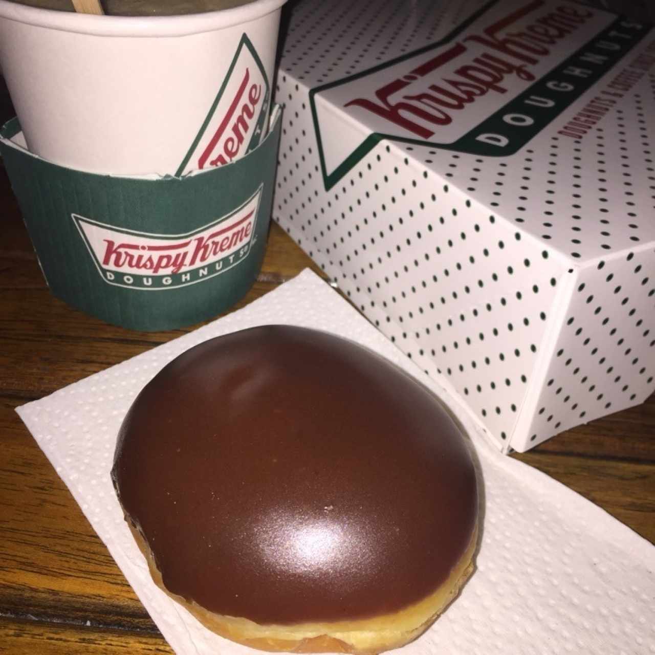 capuccino y donut de chocolate rellena de crema