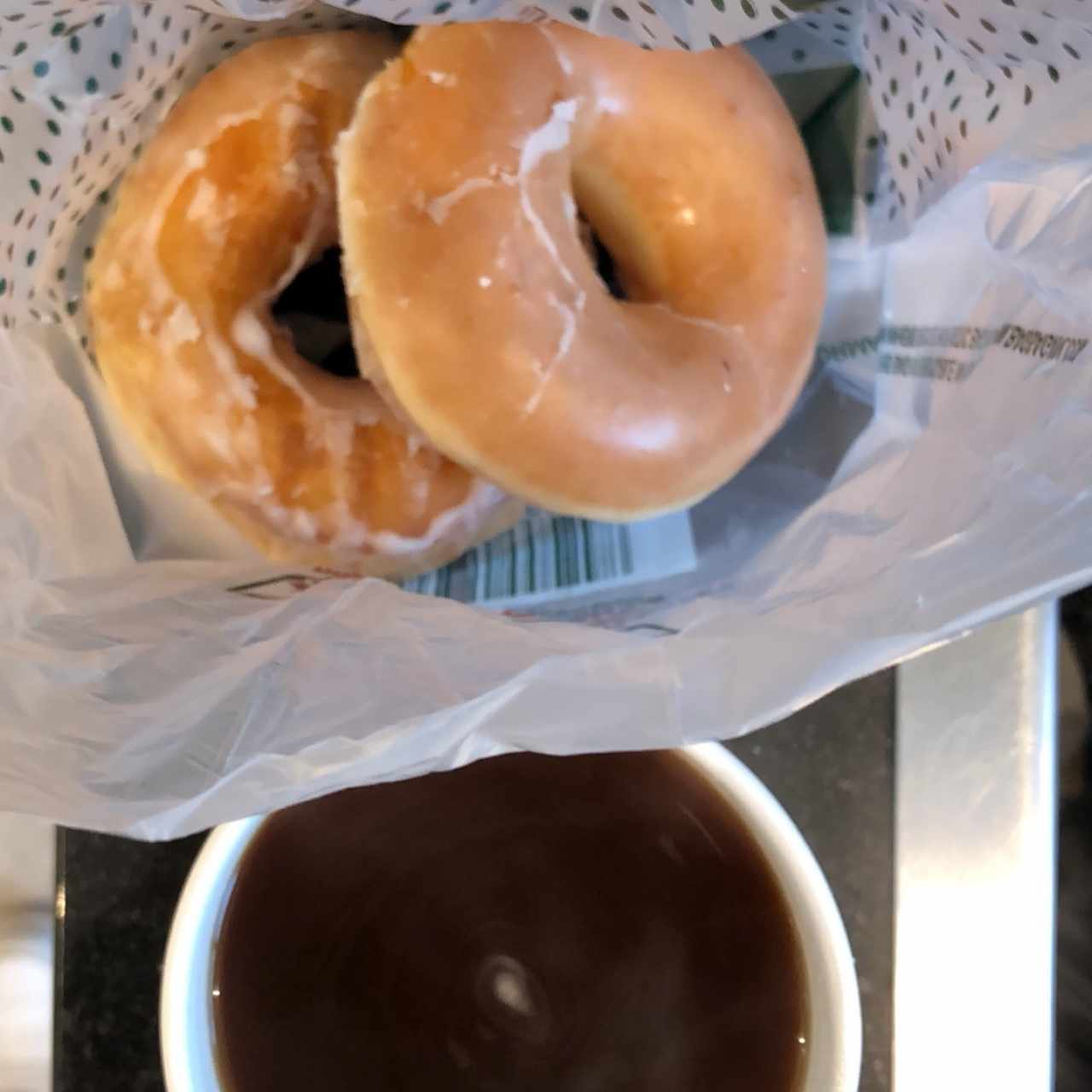 Combo café + donas glaceadas