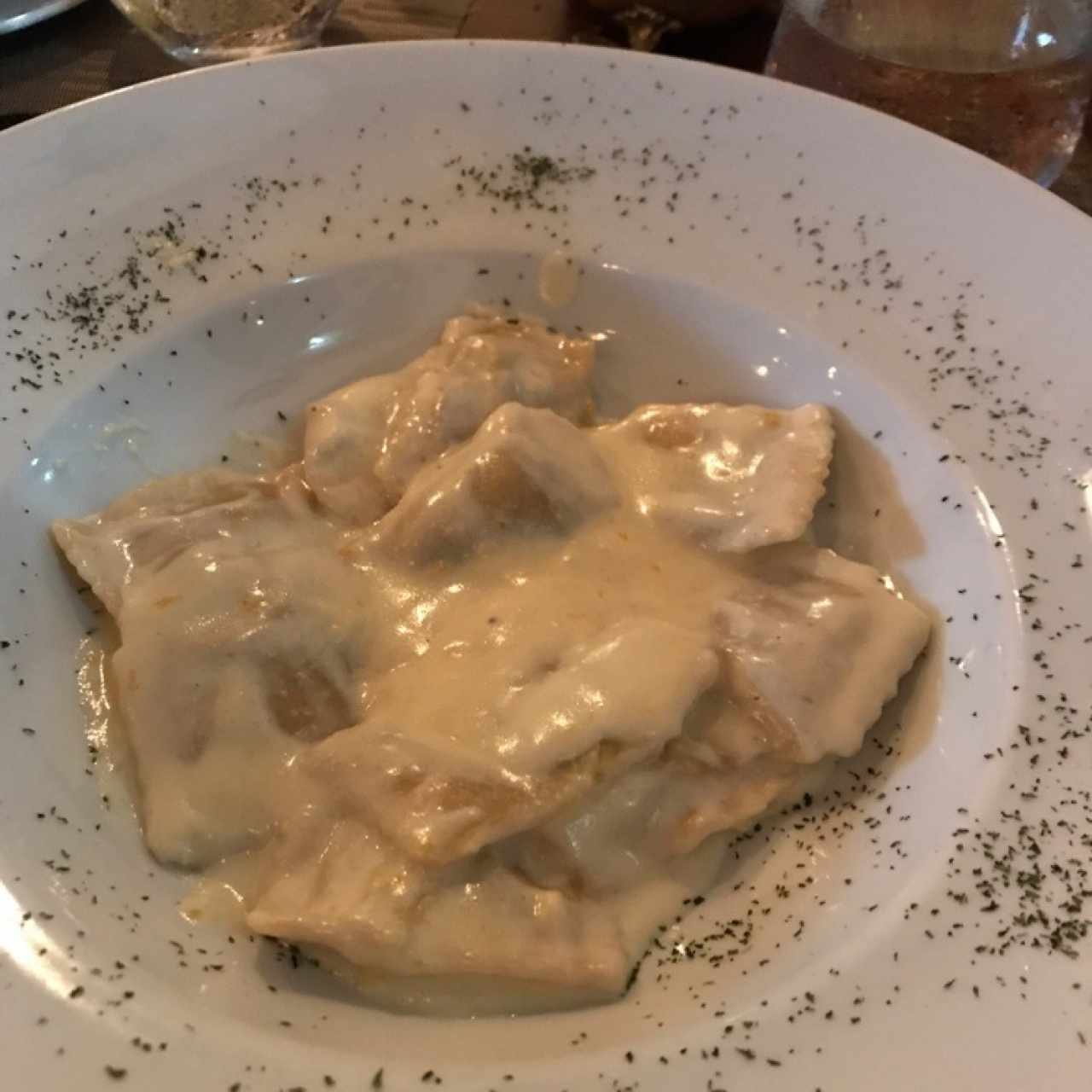 raviolis de zapallo en salsa blanca