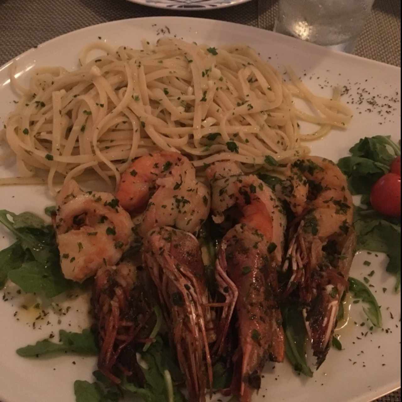 Langostinos en matequilla con pasta al olio