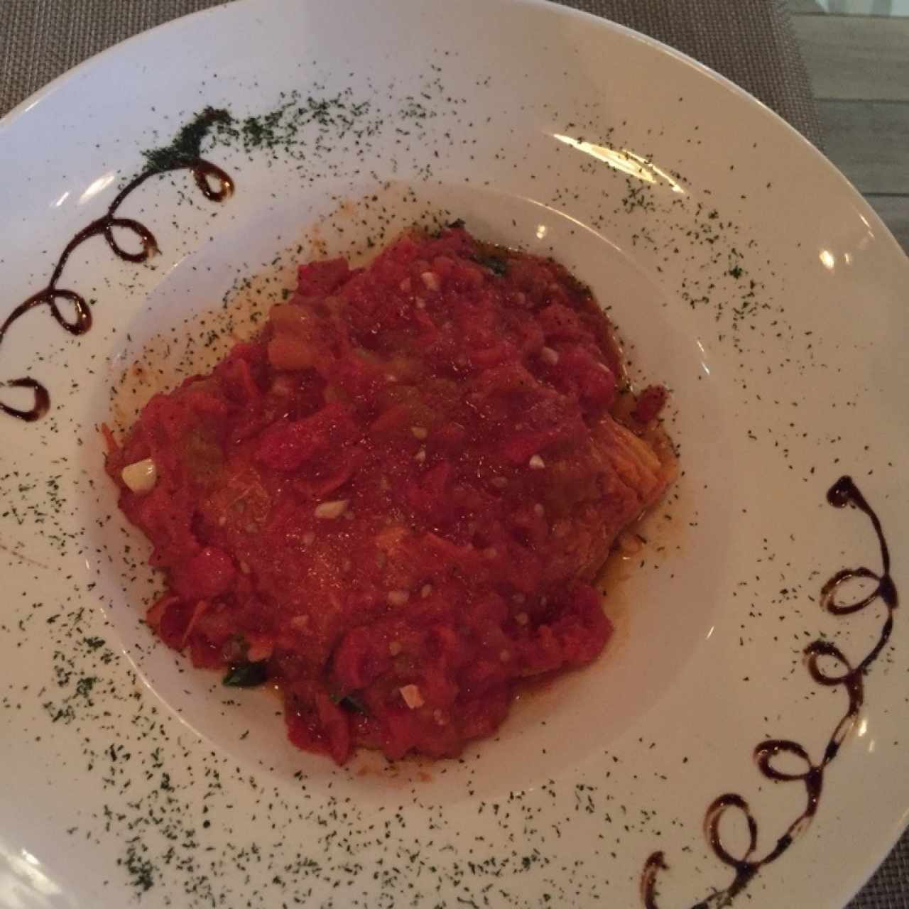 Lasagna de pollo en salsa roja