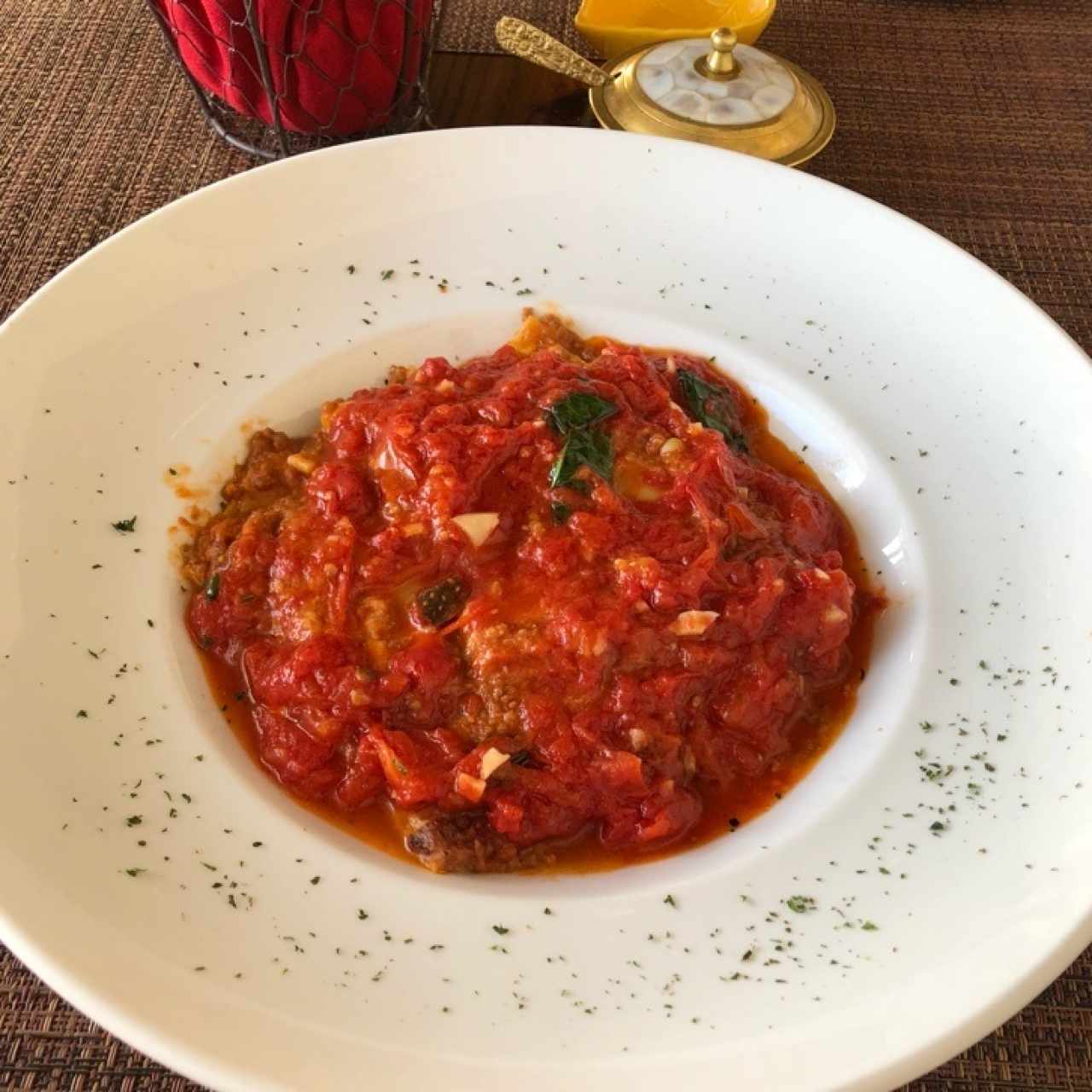 lasagna de carne en salsa roja 