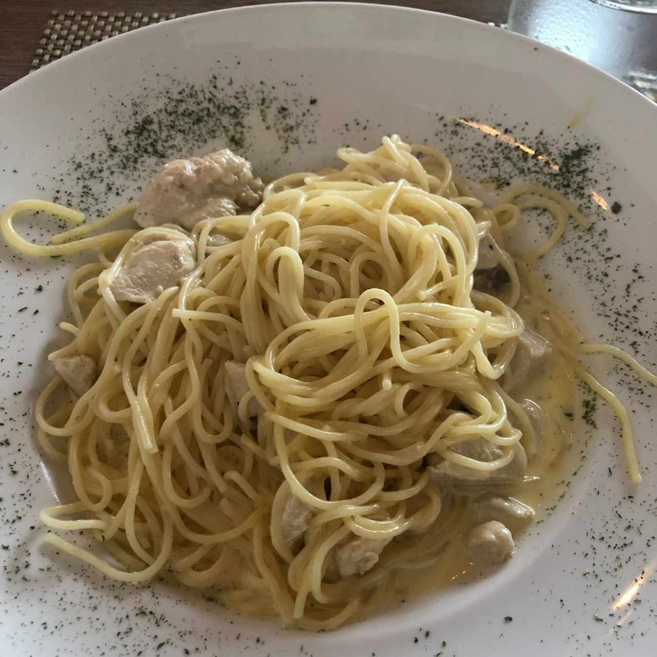 spaghettini con pollo en salsa blanca
