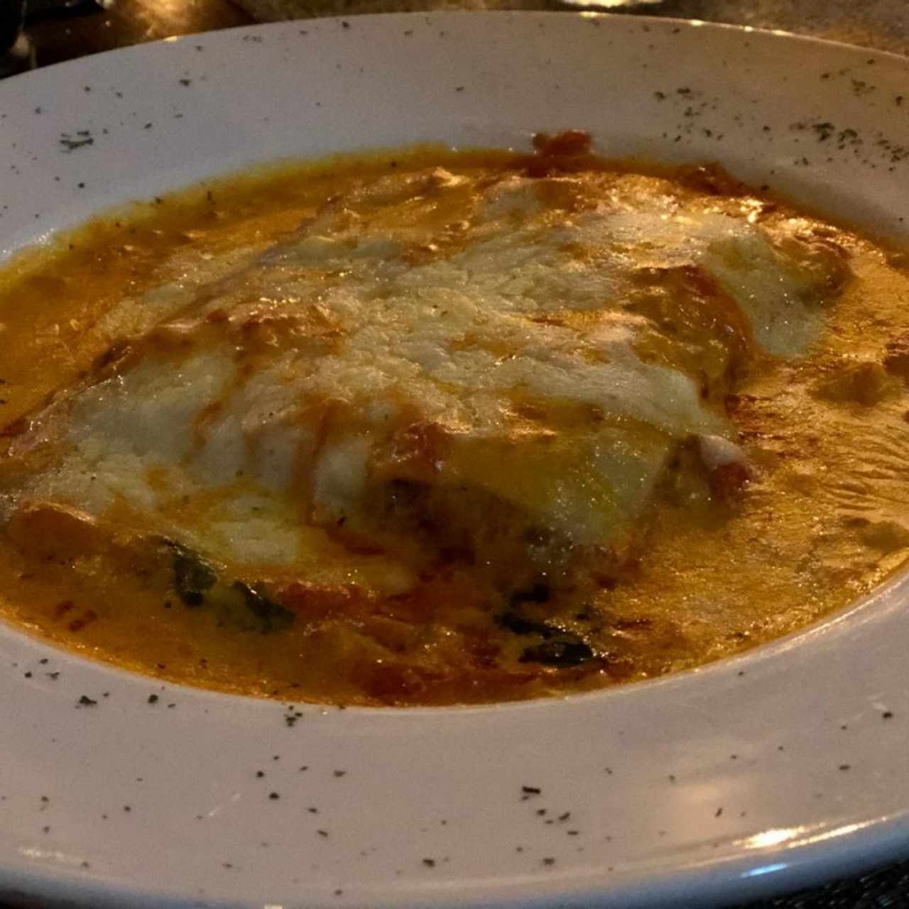 Lasagna de carne gratinada en salsa rosada