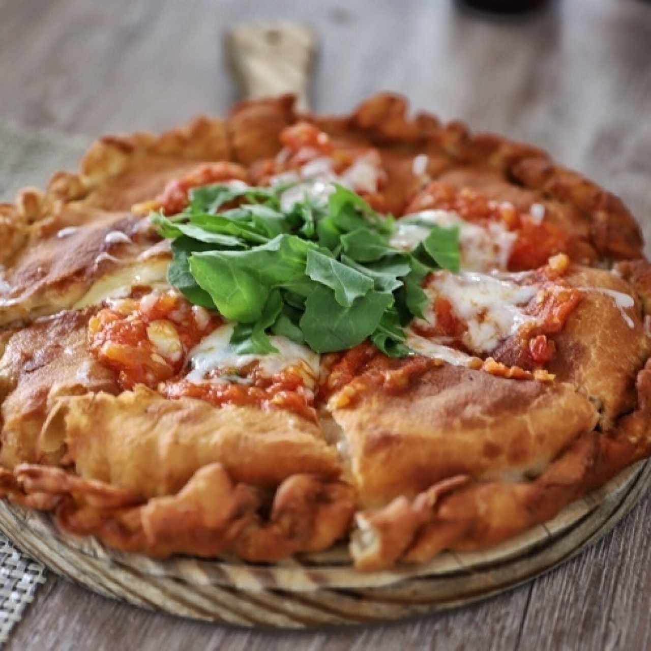 Pizza Montanara... Pizza frita napolitana, rellena de provola affumicata, ricotta fresca, guanciale, ragú de tomate, mozzarella y basílico. 