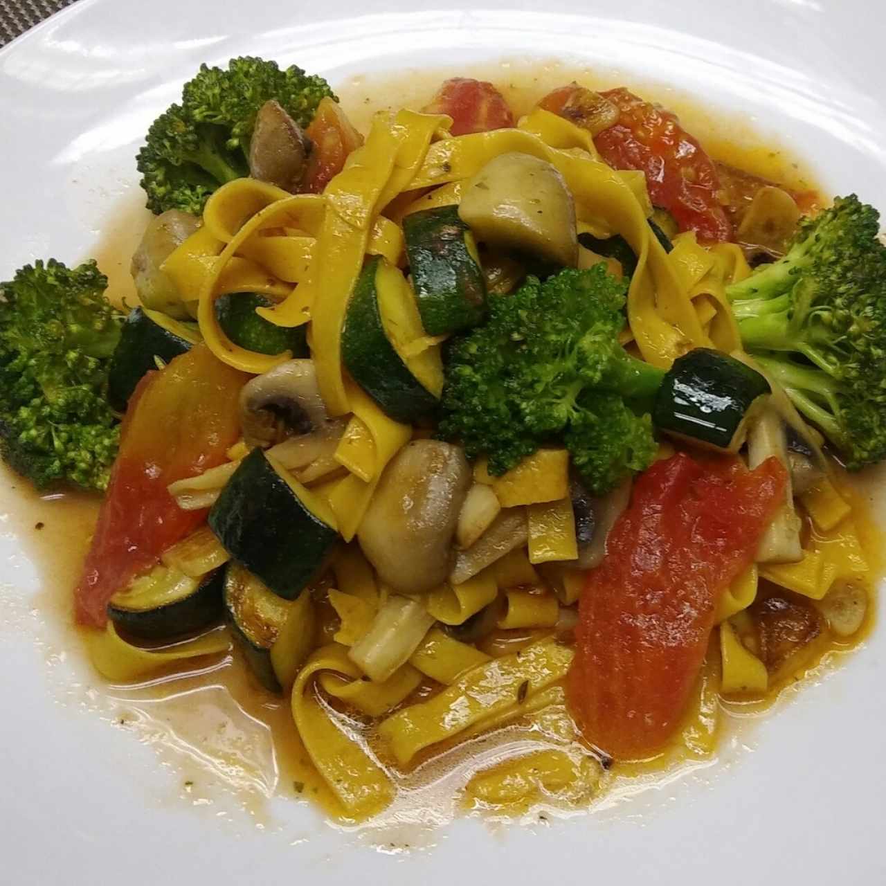 Fetuccini de Zanahoria con Vegetales y Hongos Frescos