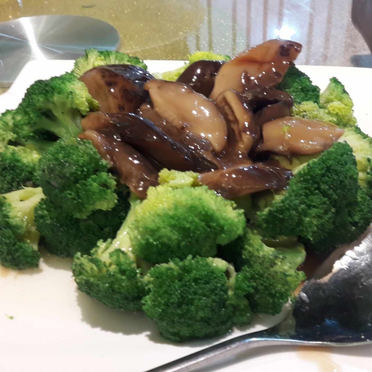 brócolis con hongos chinos