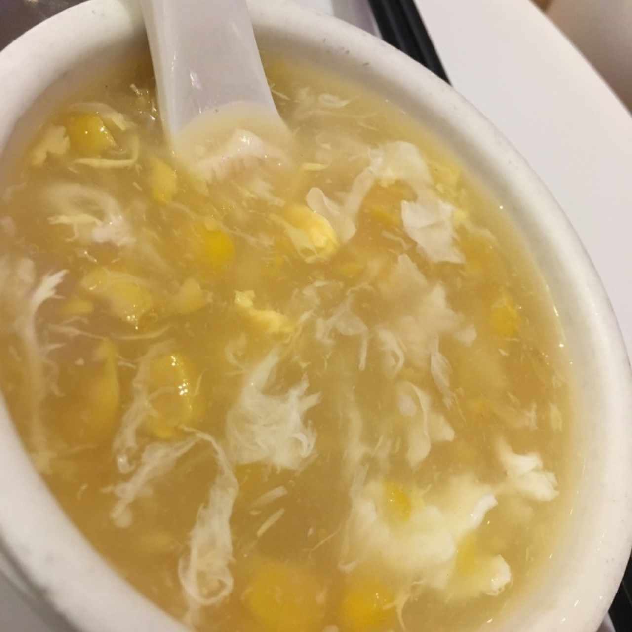 Sopa de pollo y maíz