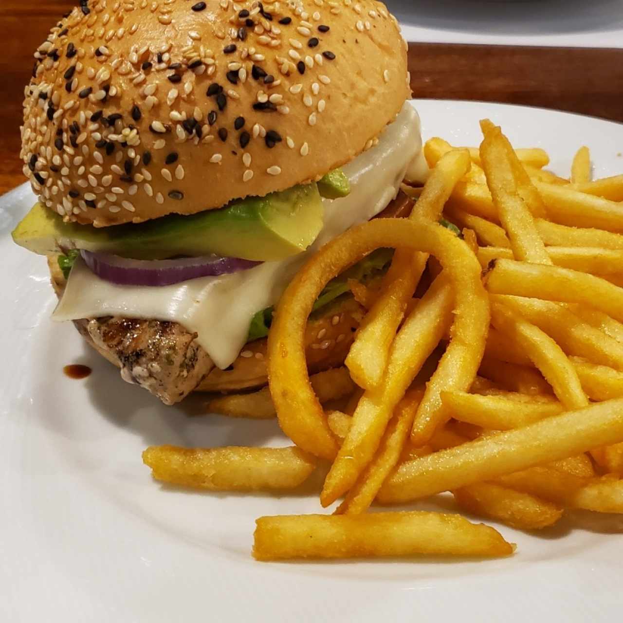 hamburguesa de atún y aguacate