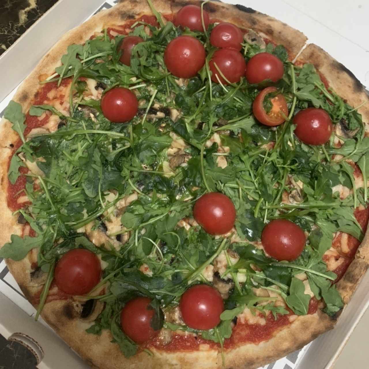 Pizza Funghi Vegana con adicional de Tomate Cherry y Arúgula