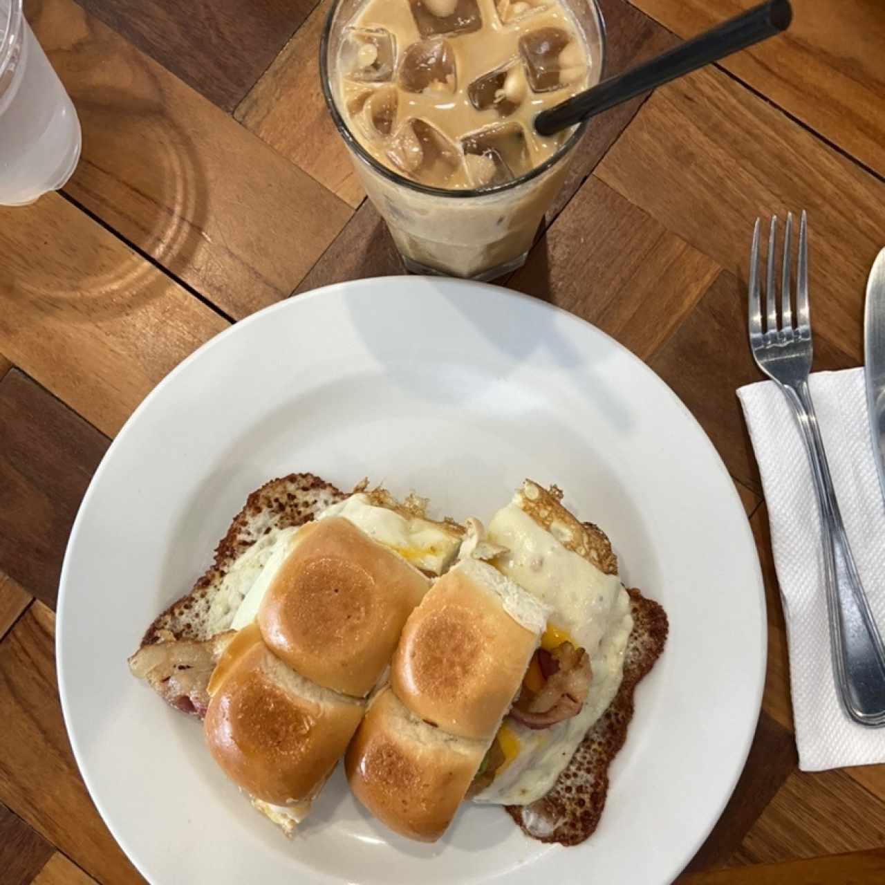 Desayunos - Breakfast Sándwich y Iced Coffee con leche descremada