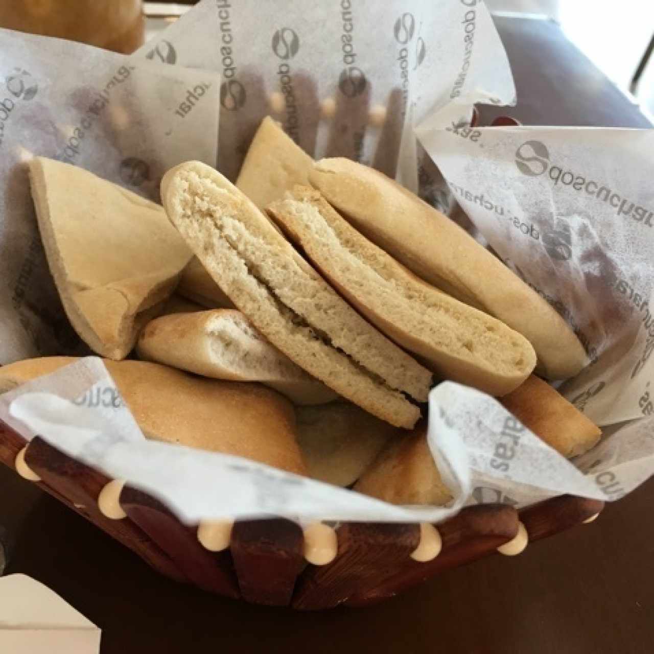 Porción de pan pita para el hummus