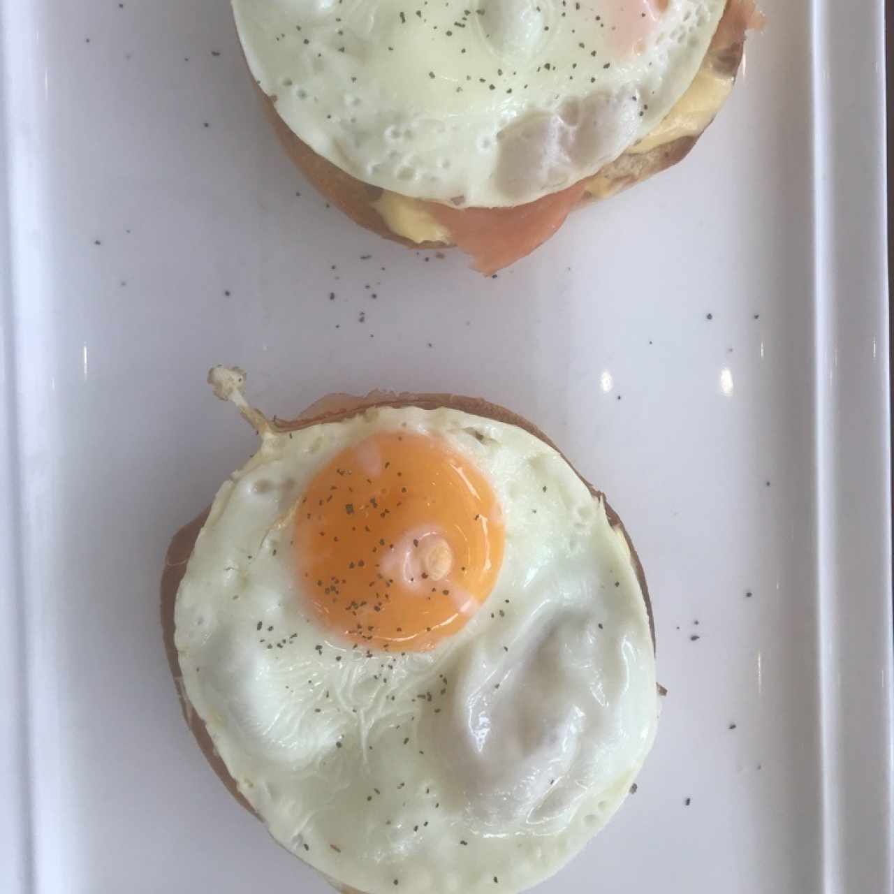 Huevos en bagel con salmon ahumado