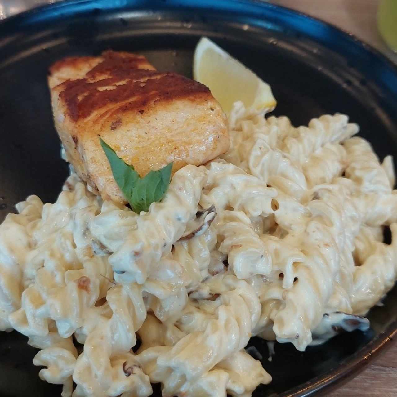 Salmón con Pasta en Salsa Blanca Francesa