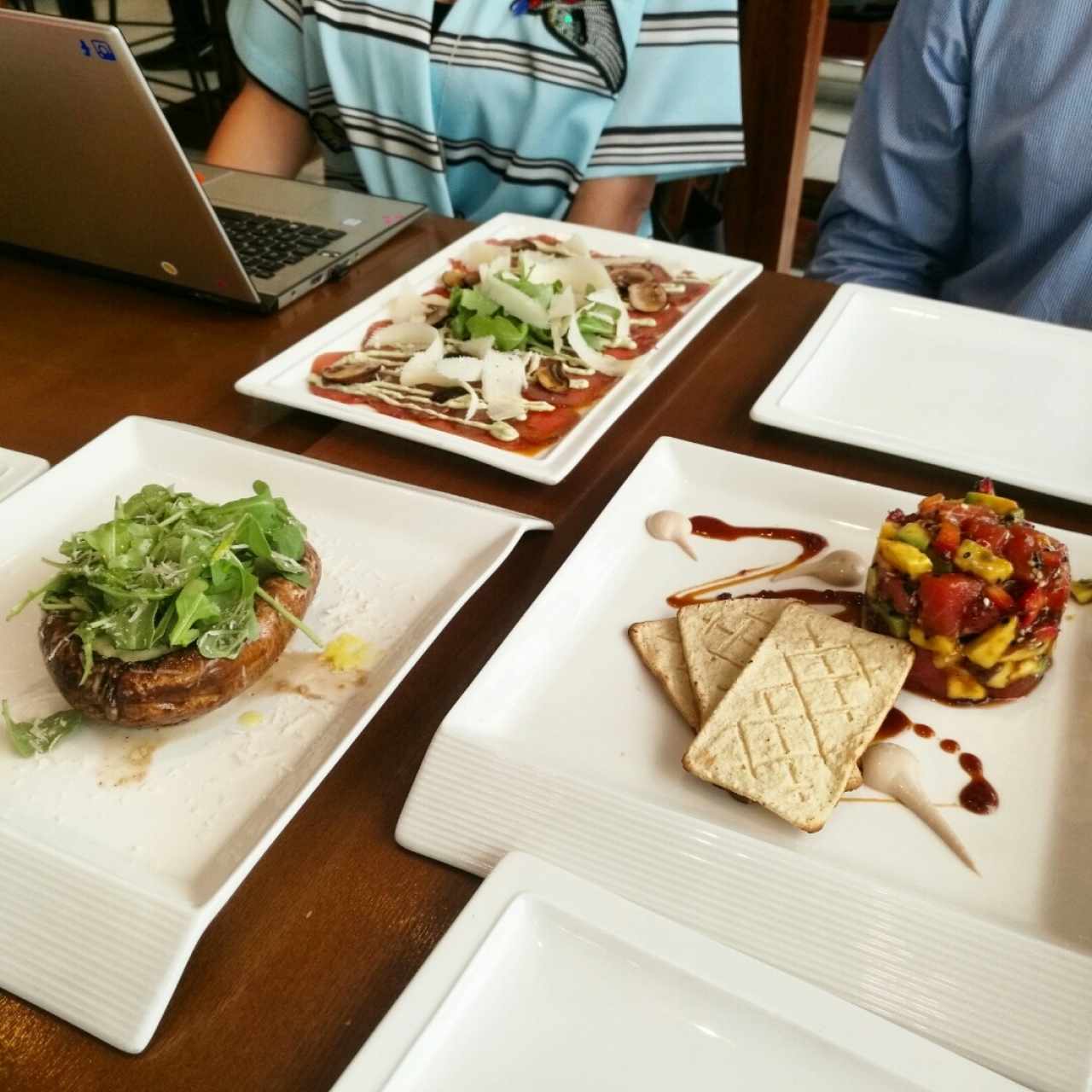 Tuna tartare, champiñon gratinado y carpaccio de res 