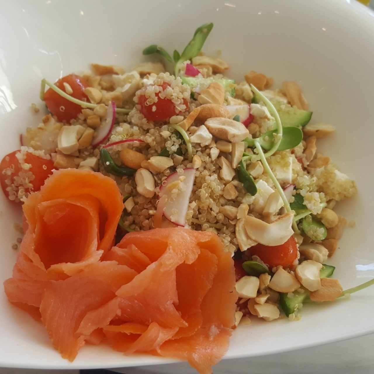 ensalada de quinoa con extra de salmón ahumado.