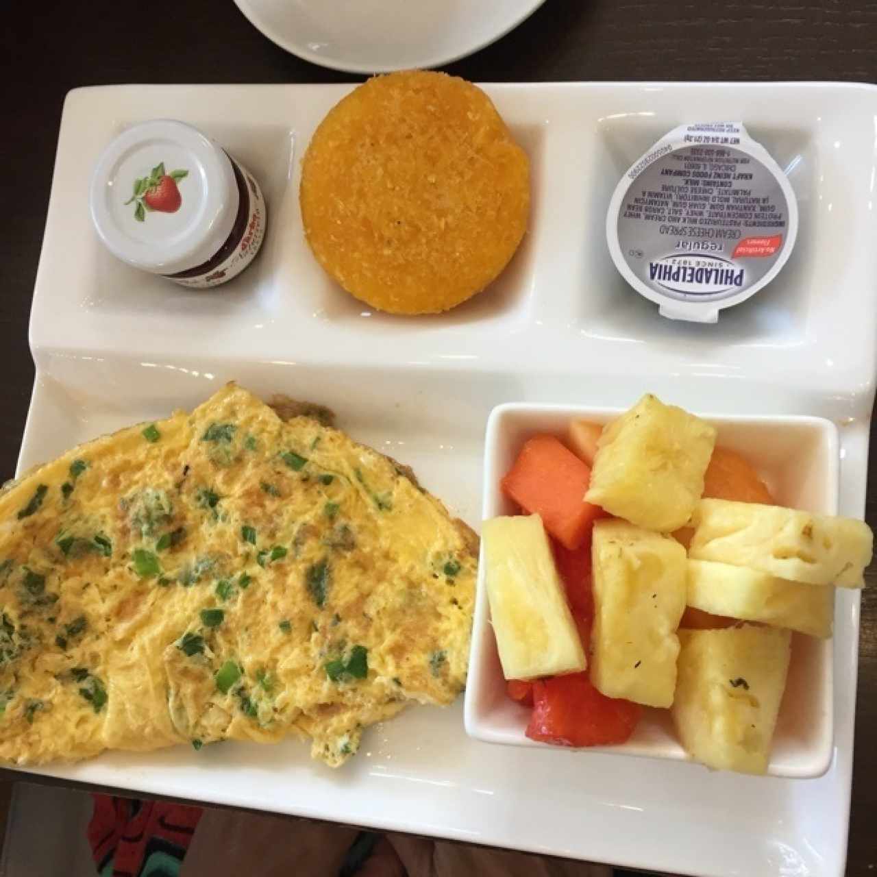 omelet y sus ricos acompañantes . 