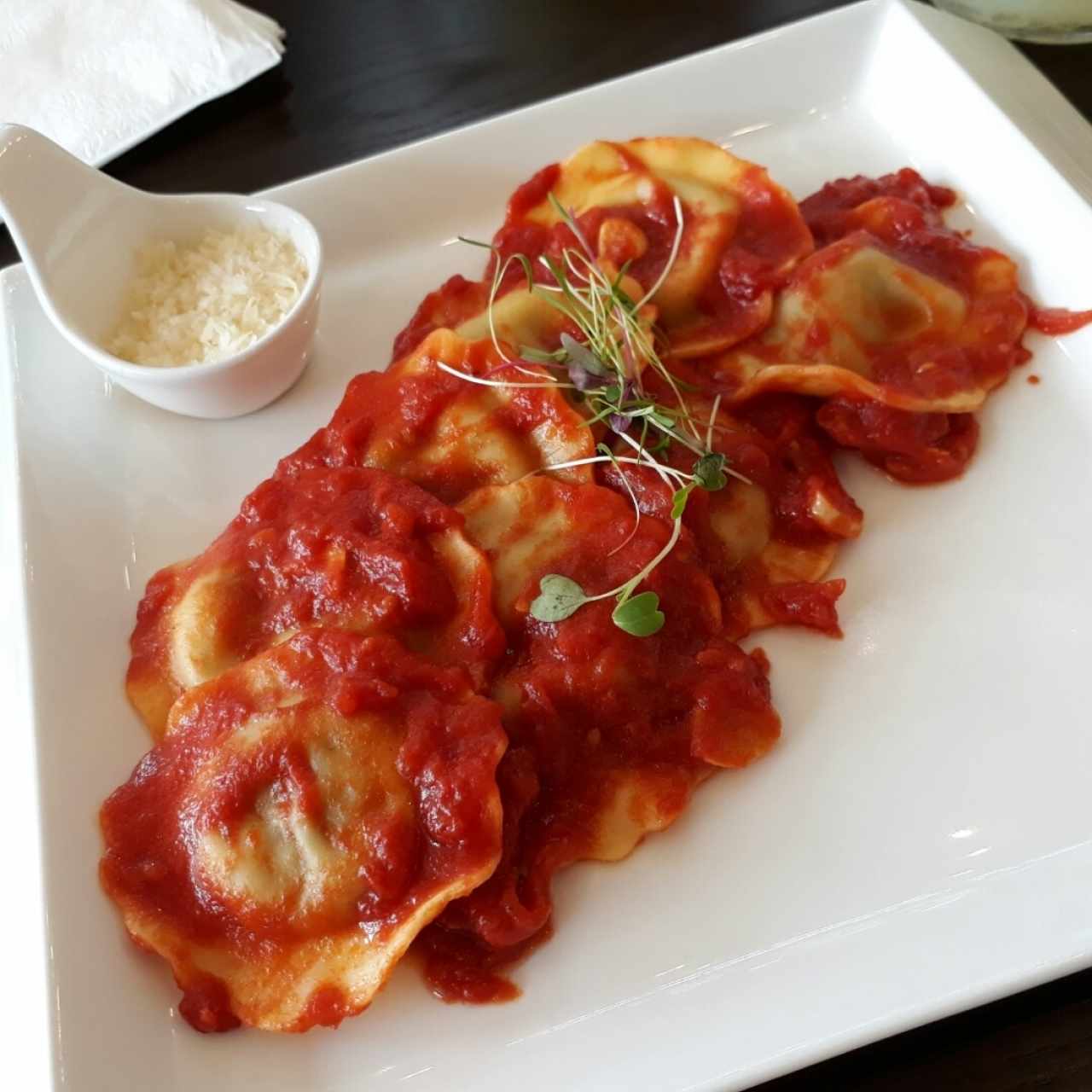 Raviolis con hongos en salsa pomodoro