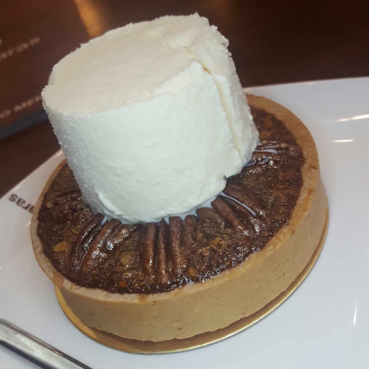 pecan pie con helado de vainilla