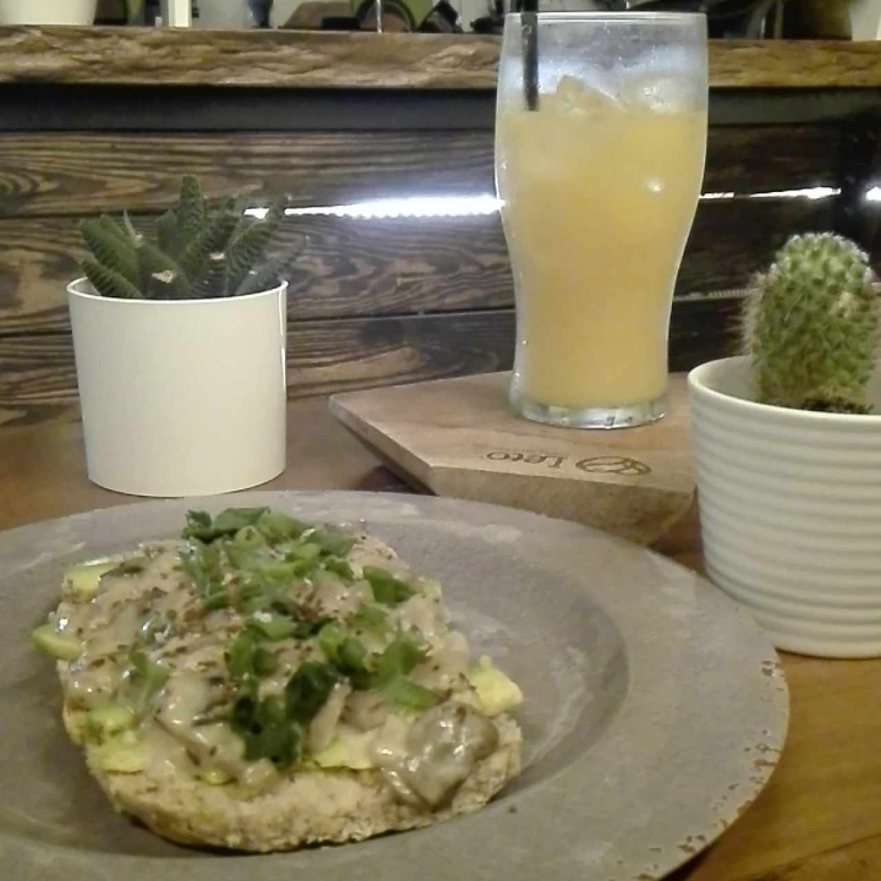 tostada de aguacate y hongos
