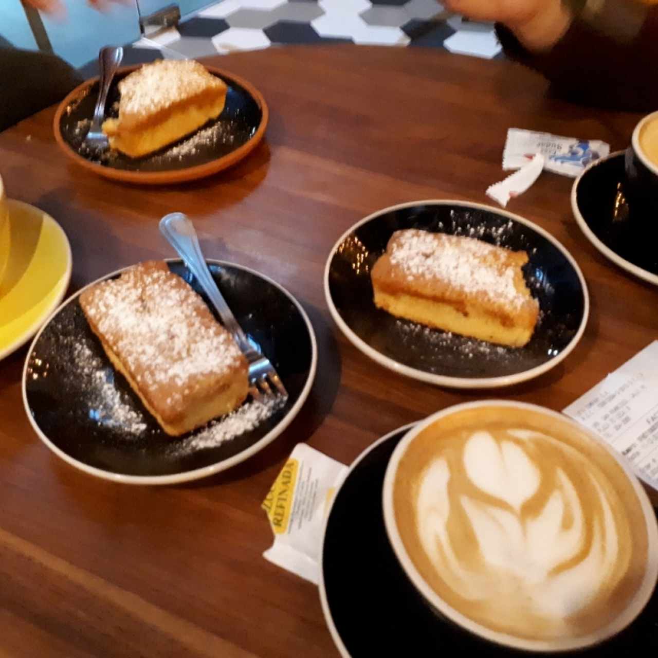 Capuchino y dulces de naranja con jengibre