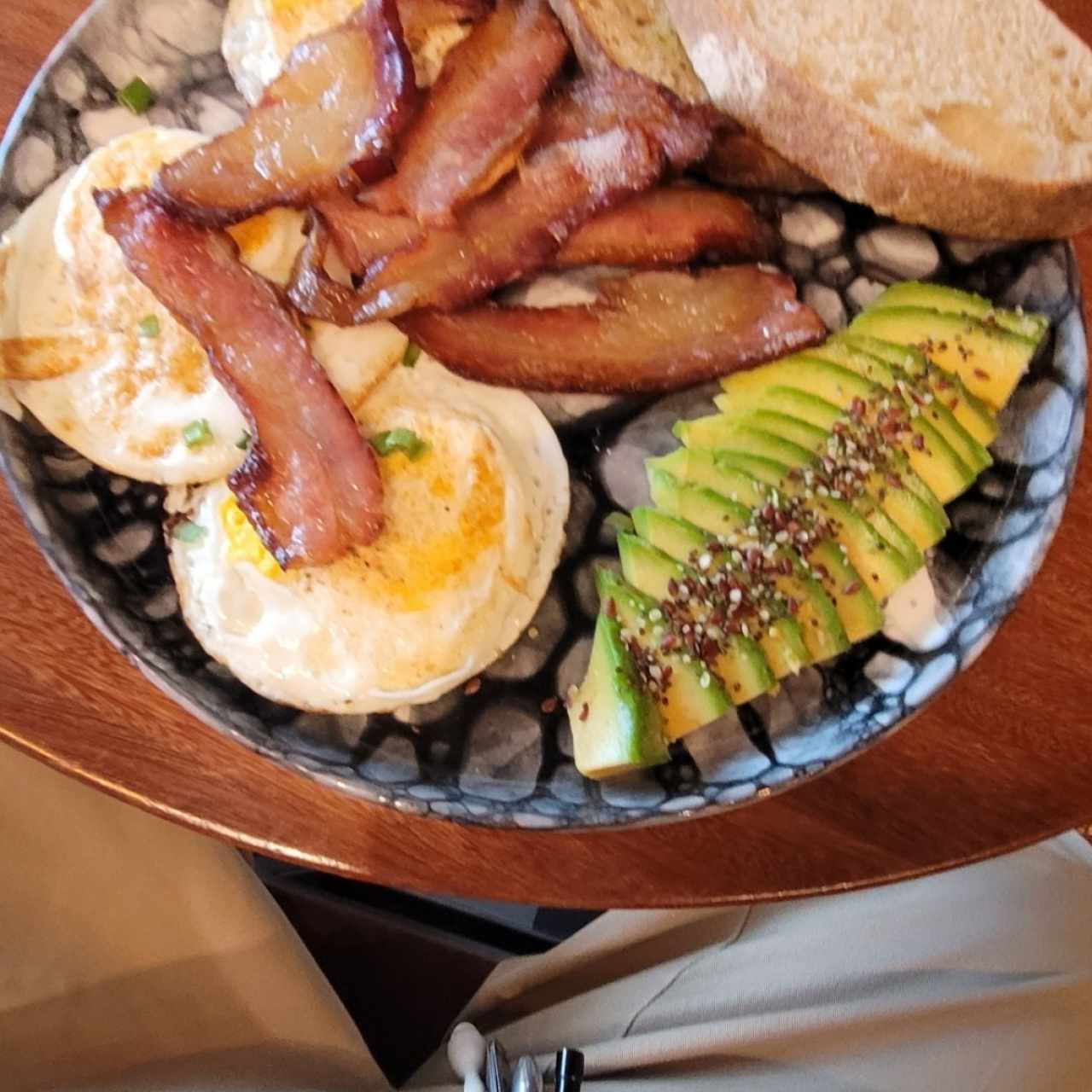 desayuno huevo tocino aguacate 