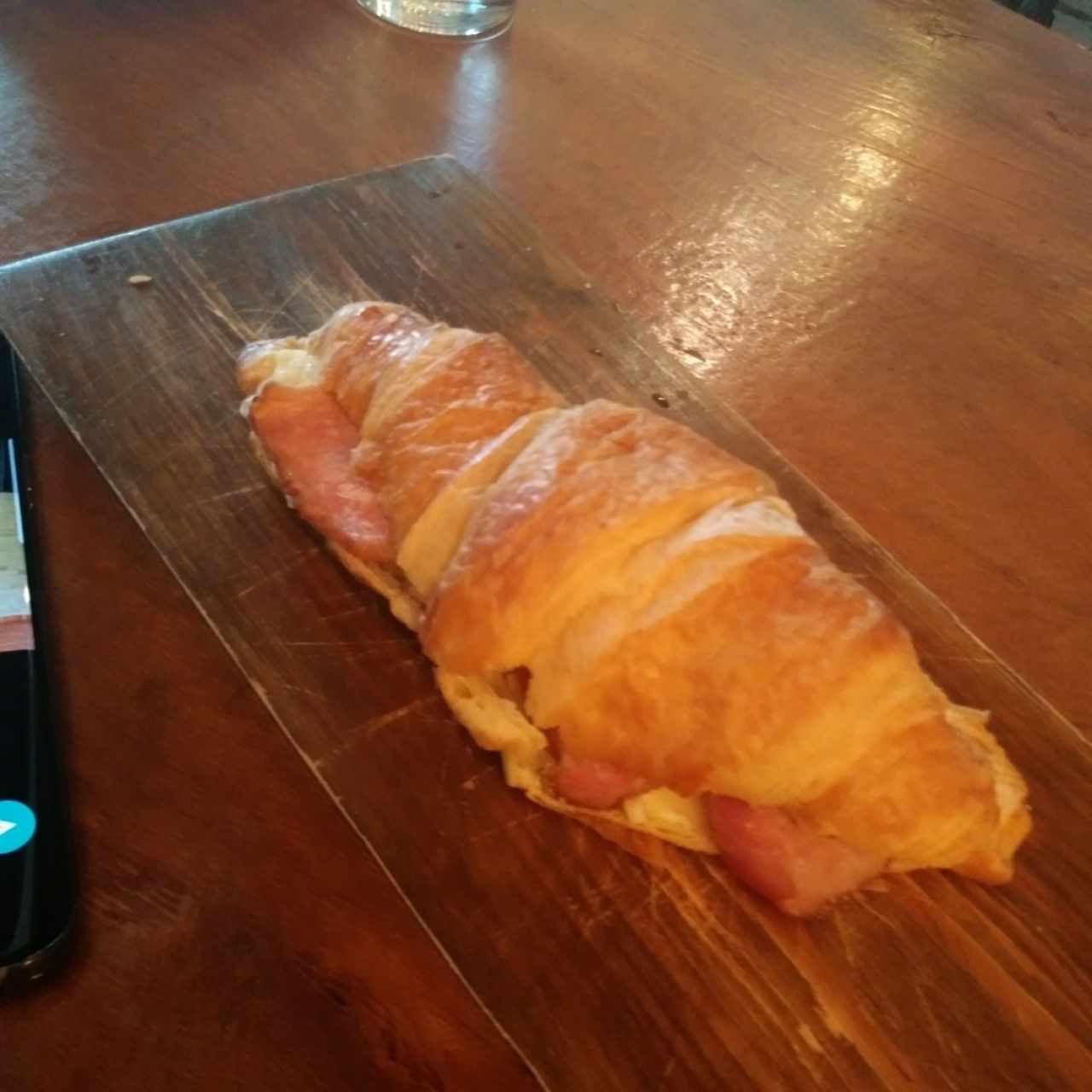 croissant con jamon y queso