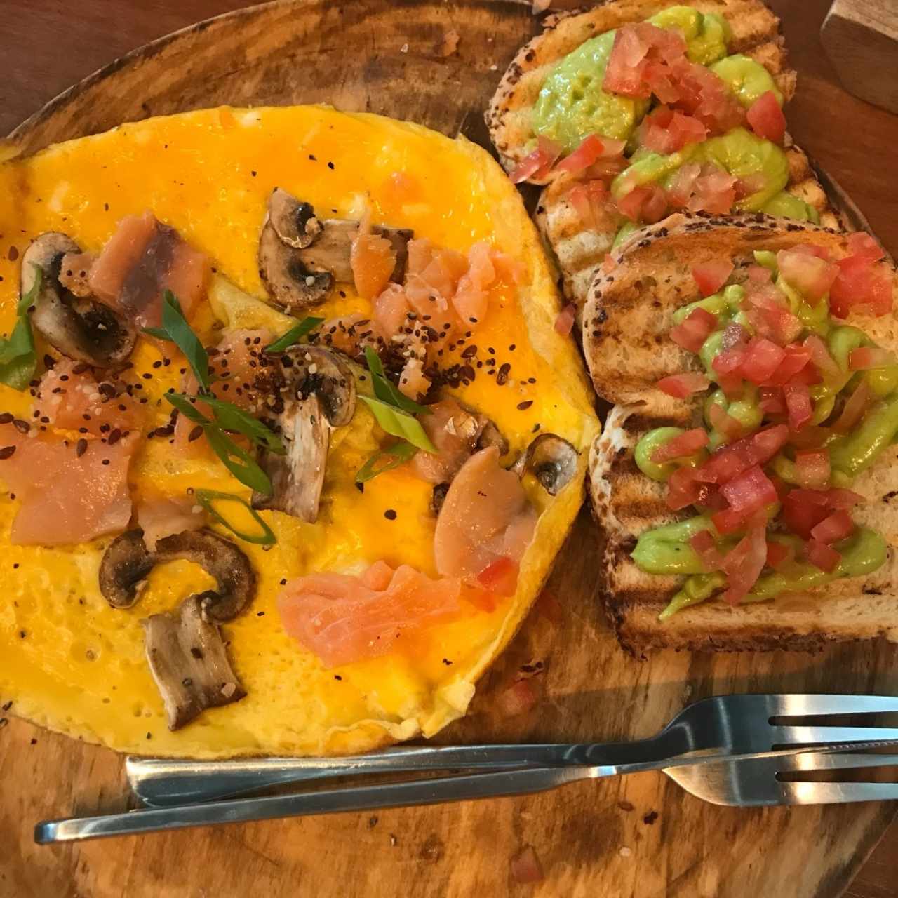 omelette con salmon y hongos