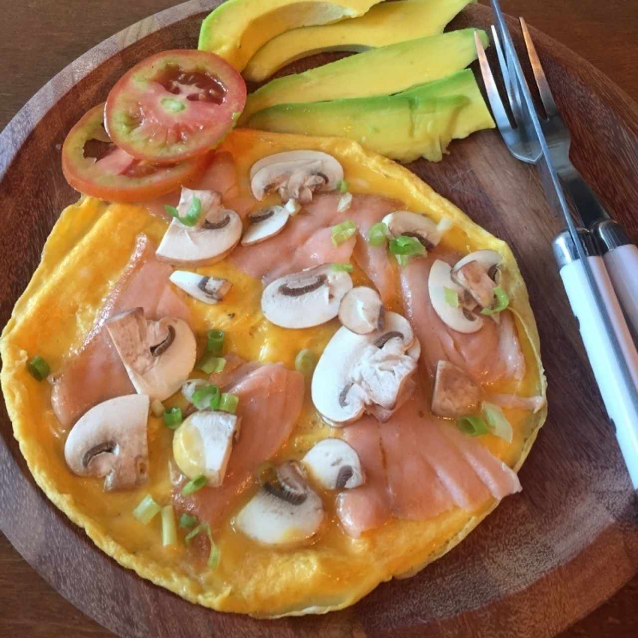 Huevo revuelto con salmon y hongos