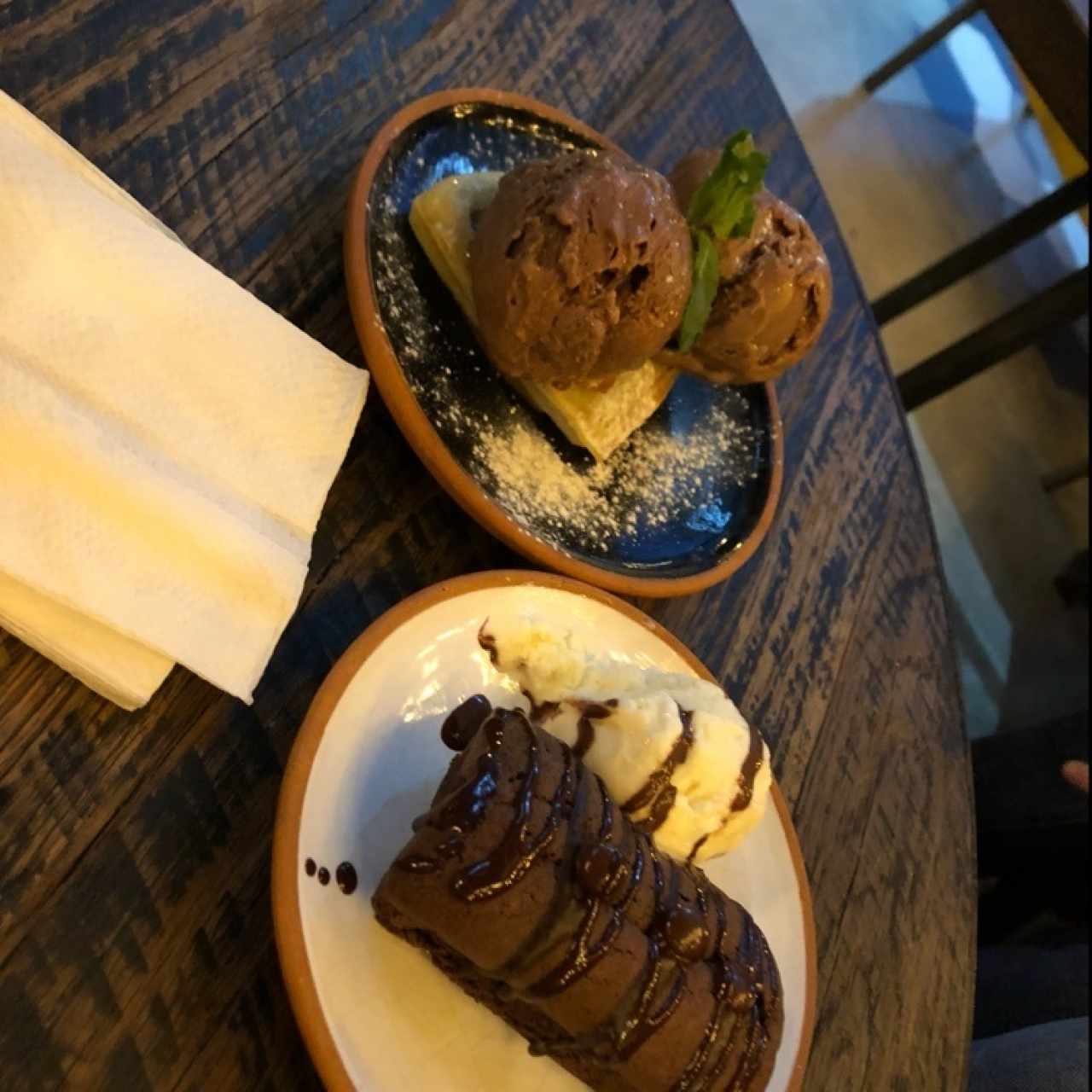 brownie con helado y helado de chocolate con waffle